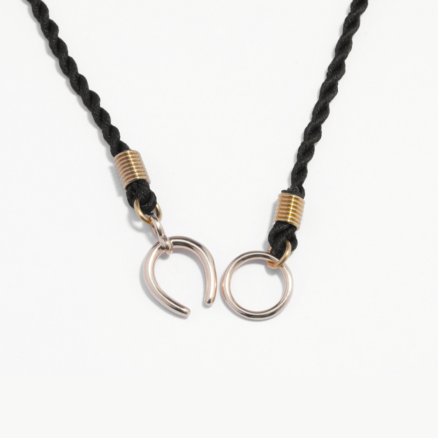Horseshoe rope necklace (Black)｜enasoluna（エナソルーナ）公式サイト